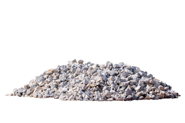 Las pilas de roca calcárea de grava para el sitio de construcción aisladas sobre un fondo blanco con un camino de recorte incluyen rocas de gran tamaño