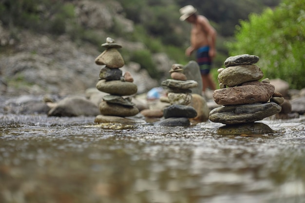 Foto pilas de rocas y guijarros en medio del fluir de un arroyo