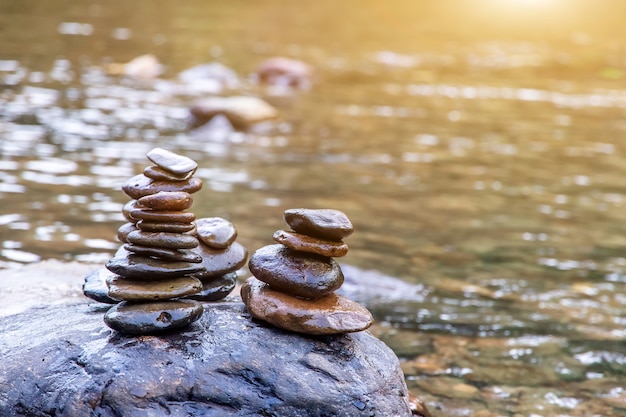 Pilas de rocas Zen equilibradas en un arroyo