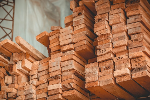 Pilas de troncos en textura de madera de almacén