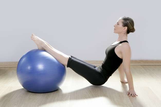 Pilates-Frauenstabilitätsballgymnastik-Eignungsyoga