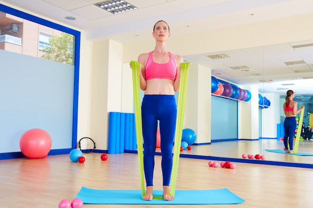 Pilates mujer bíceps ejercicio de goma