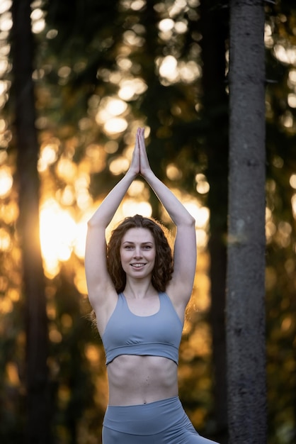 Pilates reformador silla mujer fitness yoga gimnasio ejercicio. Corrección del sistema musculoesquelético, beauti