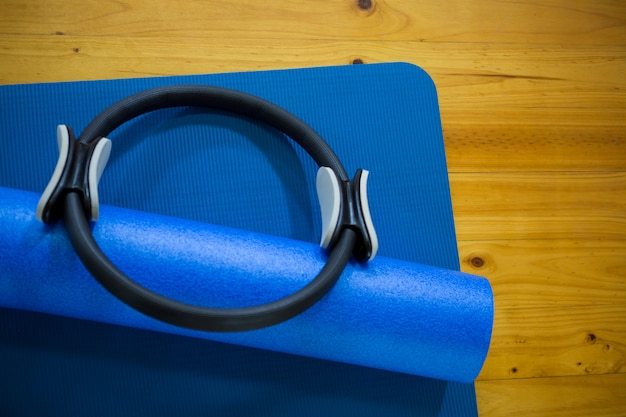 Foto pilates ring und trainingsmatte auf holzboden gehalten