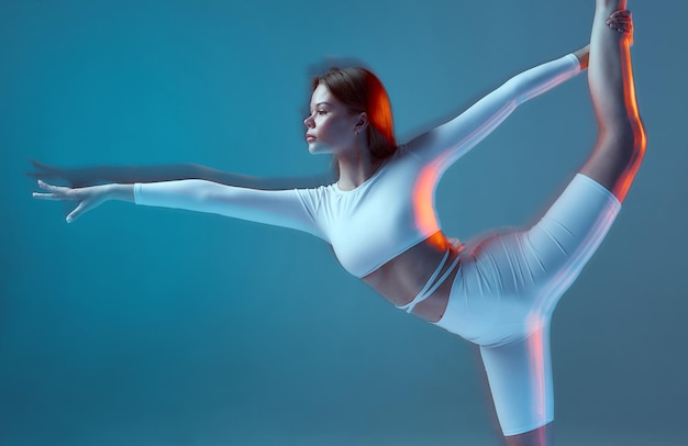 Pilates-Studio-Werbung, flexibles Mädchentraining, Stretching-Ballerina führt Balletttanz auf