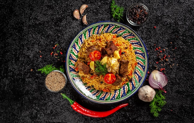 Pilau nacional uzbeque com carne.