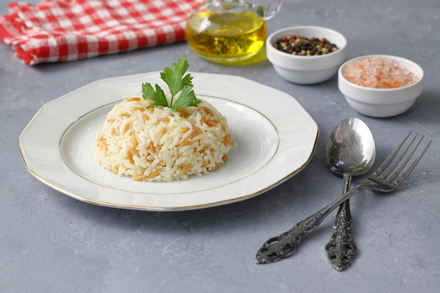 Pilav de arroz tradicional turco Pilav sencillo Pilaf porción servida comida orgánica Pilaf de arroz de estilo turco