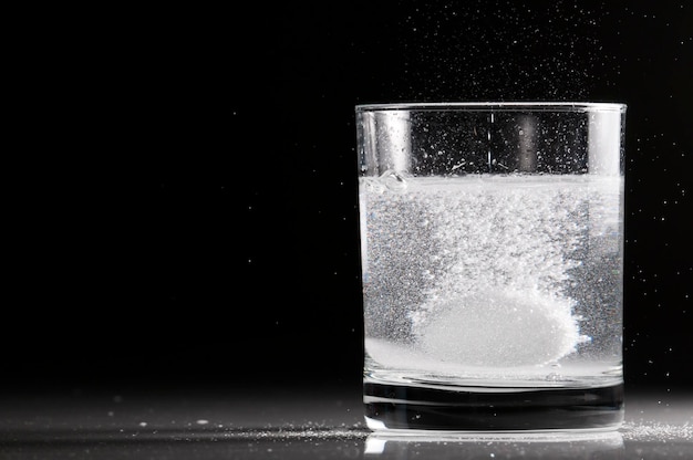 Píldora efervescente en un vaso de agua