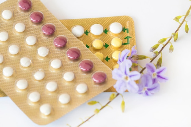 píldoras anticonceptivas cuidado de la salud para mujer con flores