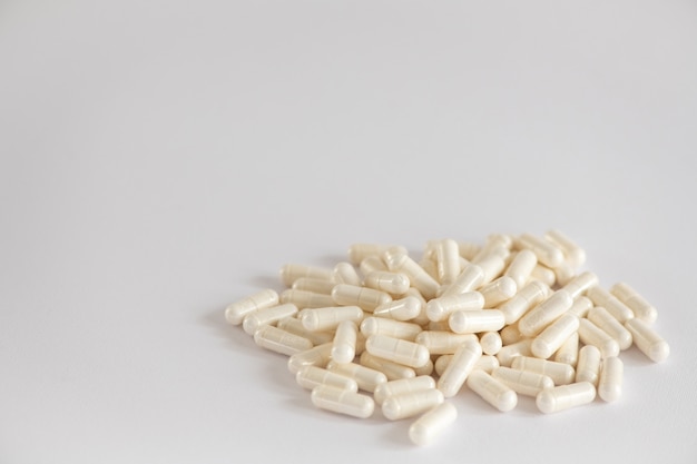 píldoras blancas con vista superior de primer plano de polvo blanco