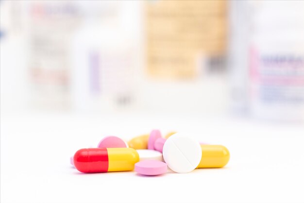 Píldoras y cápsulas de diferentes colores El concepto de cuidado de la salud, tratamiento, enfermedad.