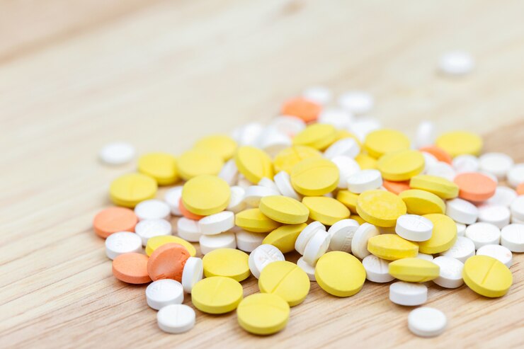 Píldoras y drogas coloridas en cierre para arriba. Surtido de pastillas y medicamentos en medicina.