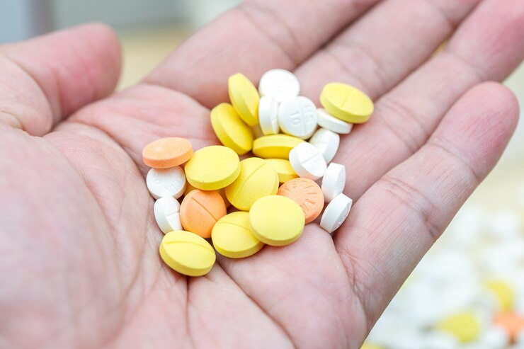 Píldoras y drogas coloridas en cierre para arriba. Surtido de pastillas y medicamentos en medicina.