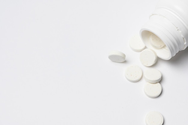 Píldoras de medicina blanca de primer plano sobre fondo blanco