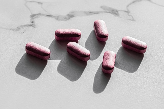 Píldoras rosadas como medicamentos a base de hierbas, marca farmacéutica, tienda de medicamentos probióticos como atención médica nutricional o productos de suplementos dietéticos para la industria farmacéutica ad