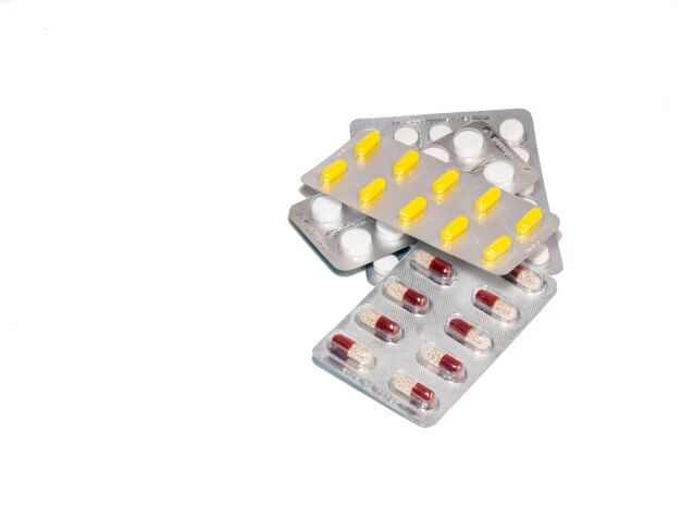 Píldoras sobre un fondo blanco Varios medicamentos en ampollas