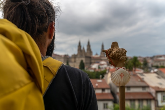 Pilger, die vom camino de santiago de compostela spanien ankommen