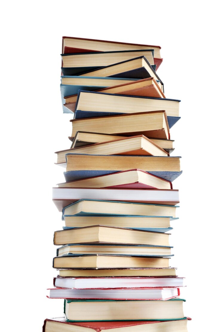Foto pilha alta de livros isolados no branco