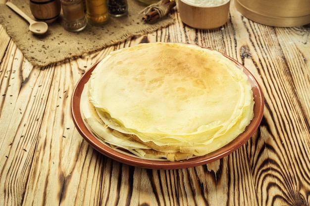 Pilha alta de panquecas de leitelho de kefir já estão prontas para toda a família reakfast