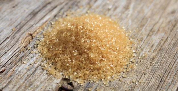 Pilha de açúcar mascavo em uma superfície de madeira