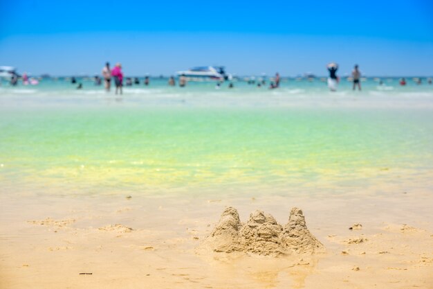 Pilha de areia para jogar na praia no mar verde no verão no céu azul