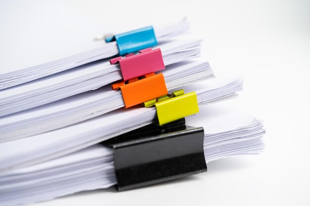 pilha de arquivos de papel de relatório em clipes de escritório de negócios
