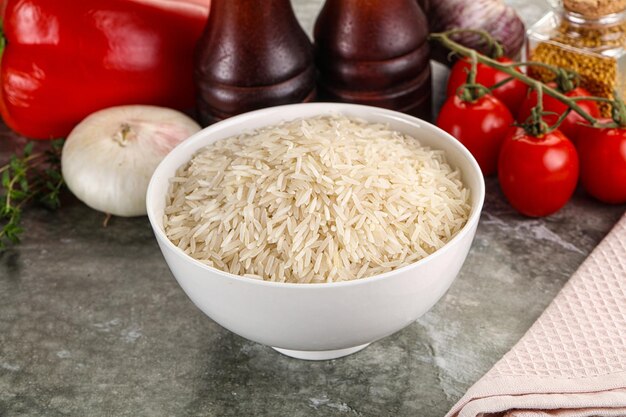 Pilha de arroz basmati delicioso cru na tigela
