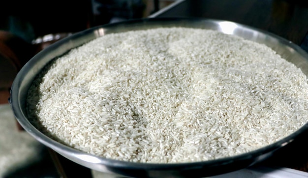 Pilha de arroz cru em um prato