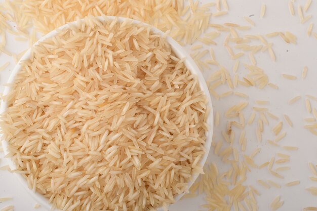 Pilha de arroz integral em branco