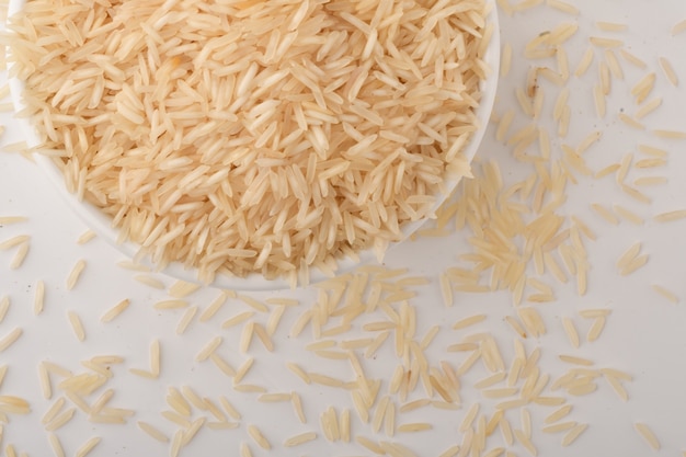 Pilha de arroz integral em branco