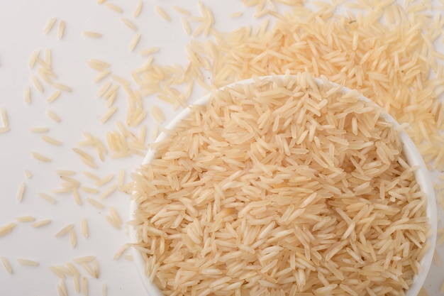 Pilha de arroz integral em branco