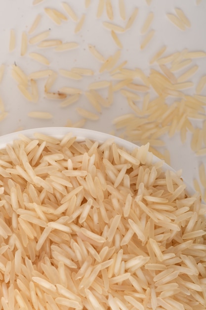 Pilha de arroz integral em branco