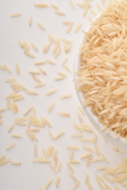 Pilha de arroz integral em branco