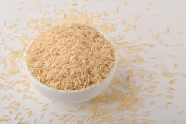 Pilha de arroz integral em branco