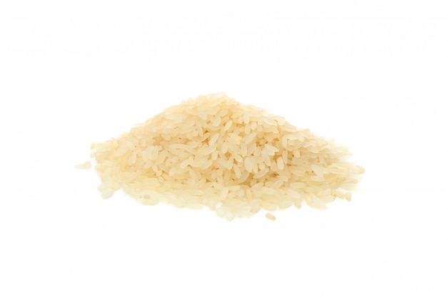 Pilha de arroz isolado na superfície branca