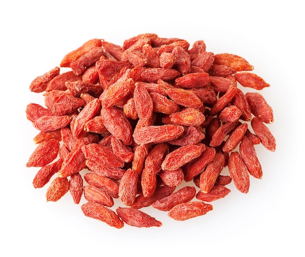 Pilha de bagas de goji isoladas no fundo branco