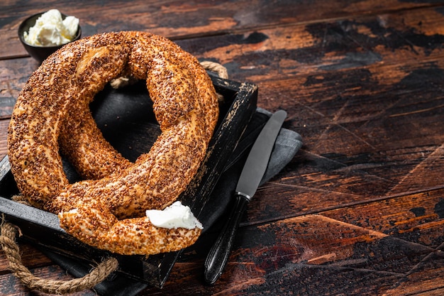 Pilha de bagel turco assado fresco com kaymak fundo de madeira vista superior copiar espaço