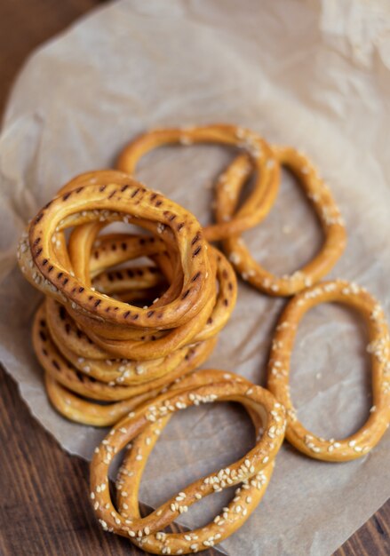 Pilha de bagels com sementes de gergelim sobre fundo de madeira