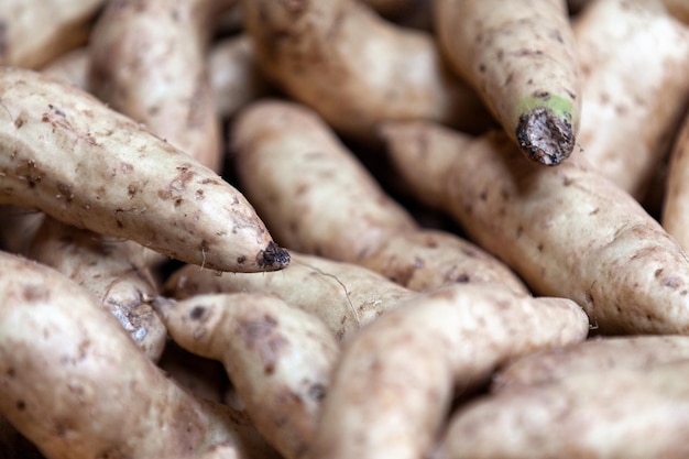 Pilha de batata-doce em uma banca de mercado