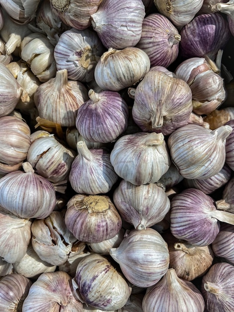 Pilha de batatas cruas em recipiente de plástico na vista superior do mercado