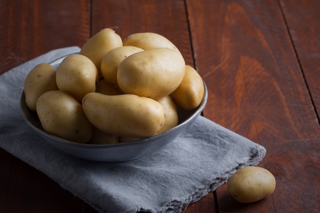 Pilha de batatas cruas na tigela