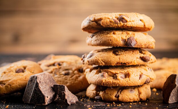 Pilha de biscoitos caseiros com pedaços de chocolate ao leite na mesa