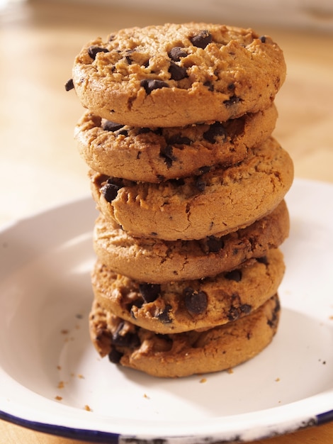 Pilha de biscoitos caseiros em um prato de estanho branco