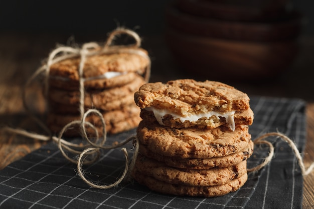 Pilha de biscoitos caseiros no guardanapo despojado preto