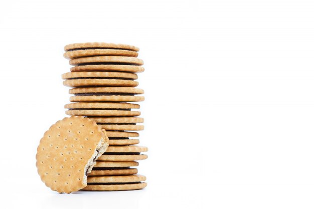 Foto pilha de biscoitos com recheio de chocolate branco