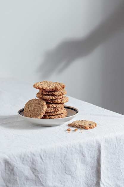 Pilha de biscoitos de aveia caseiros