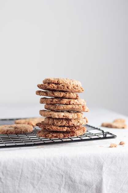 Pilha de biscoitos de aveia caseiros