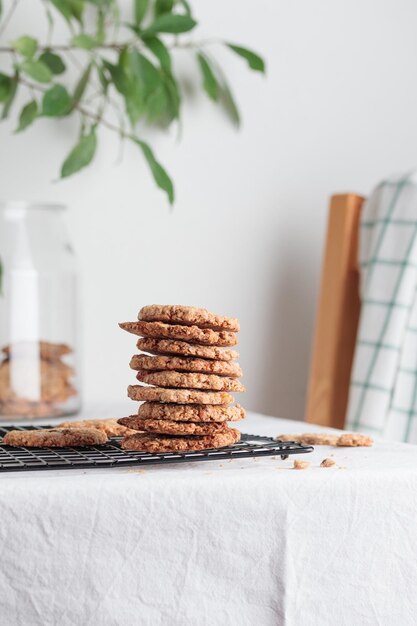 Pilha de biscoitos de aveia caseiros