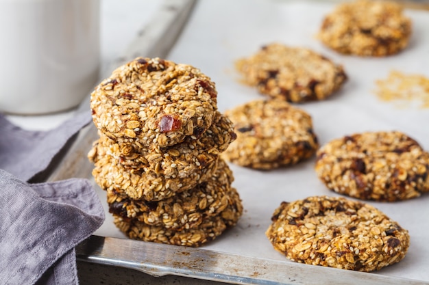 Foto pilha de biscoitos de aveia com datas. conceito de sobremesa saudvel.