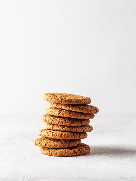 Pilha de biscoitos de aveia no fundo branco